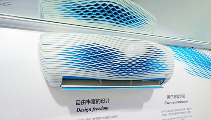 9月4日,海尔研发的世界上首台3D打印空调亮相第55届柏林国际电子消费品展览会(IFA)。 据了解,这款3D打印空调采用一体式设计,在空调未开启时,前面板是一个整体封闭的面,表面会有六边形的纹理。当空调开启后,前面板会随出风需要沿表面六边形肌理裂开,形成大面积的缝隙,满足出风需求。 3D打印技术只是海尔空调众多技术创新的一个缩影,从开创圆形柜机先河的帝樽,到不得空调病的天樽,再到新推出的自清洁空调,用户需求渗透到海尔空调每一次的技术创新中。